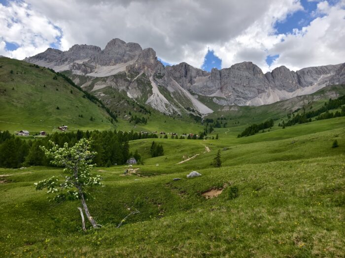 Odlehlé údolí Val Tegnousa v Dolomitech