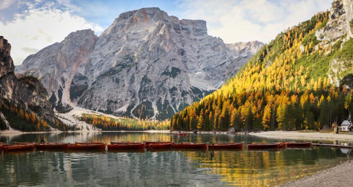 Dolomity na podzim: 15 tipů na zlaté modříny bez davů 4 Dolomity na podzim: Lago di Braies se zlatými modříny a dřevěnými loďkami