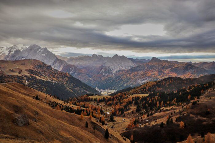 Dolomity na podzim: 15 tipů na zlaté modříny bez davů 17 Podzimní pohled z Passo Sella na zlaté modříny a hory Val Gardeny