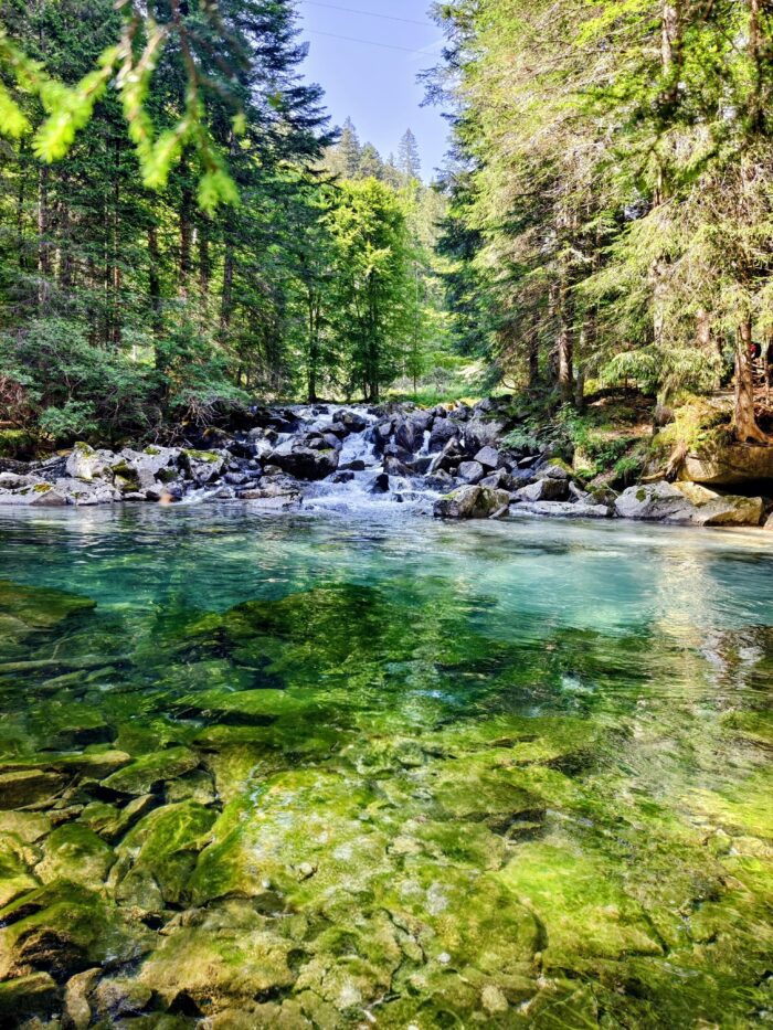 Tyrkysová voda řeky Sarca u vodopádu Cascata d'Amola