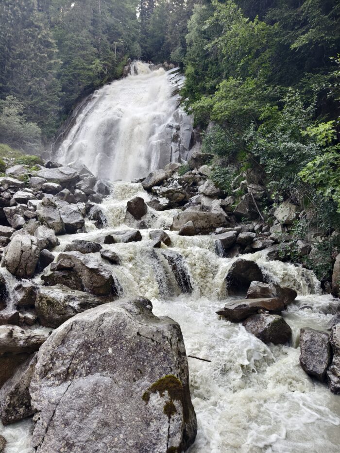 Vodopád Cascata d'Amola ve Val Nambrone v Dolomitech