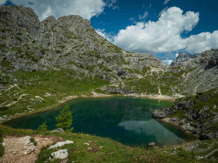 Jezero Lago di Coldai ve tvaru srdce pod masivem Monte Civetta v Dolomitech