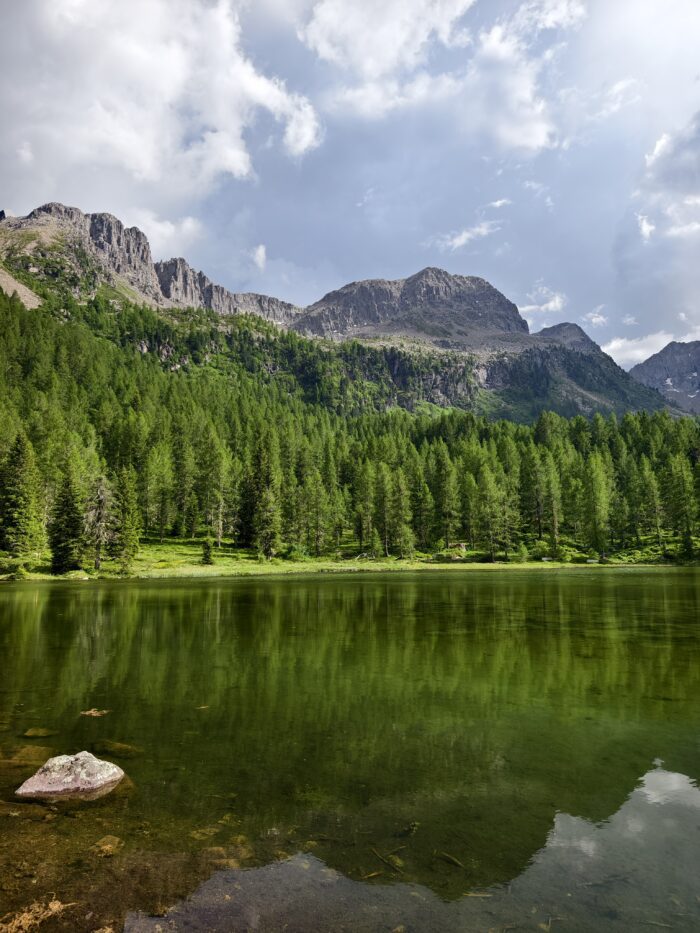 Jezero Lago di San Pellegrino obklopené modříny