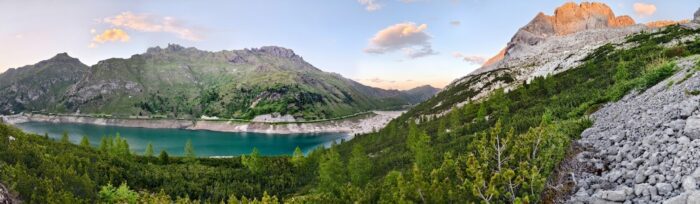Panorama jezera Lago di Fedaia s Marmoladou ve zlatém večerním světle