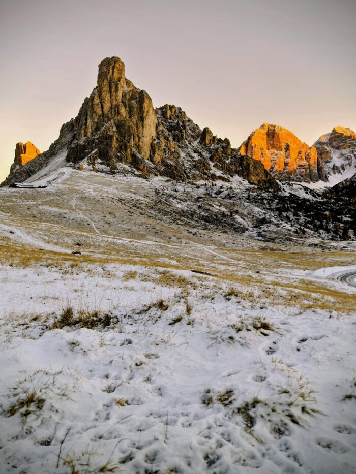 Dolomity na podzim: 15 tipů na zlaté modříny bez davů 13 Východ slunce nad vrcholem Ra Gusela z Passo Giau na podzim