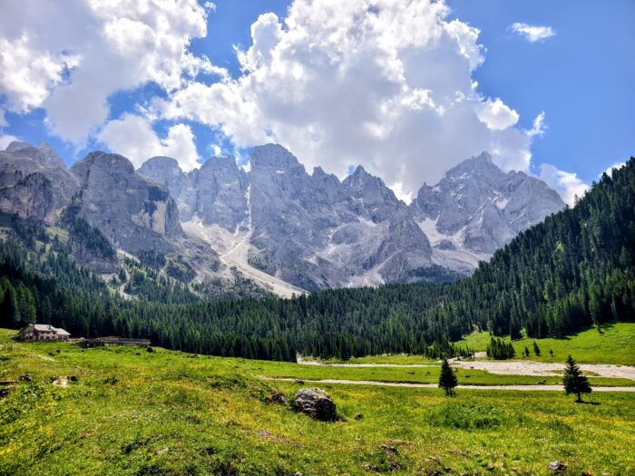 Pastviny a horská chata pod masivem Pale di San Martino ve Val Venegia