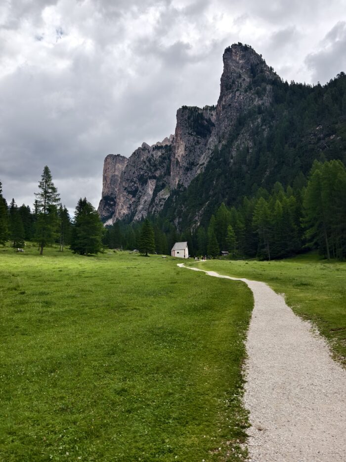 Dolomity na podzim: 15 tipů na zlaté modříny bez davů 8 Cestička vedoucí k horské kapli v údolí Vallunga pod skalními věžemi